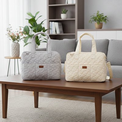Sac de transport pour chien gris et beige sur une table
