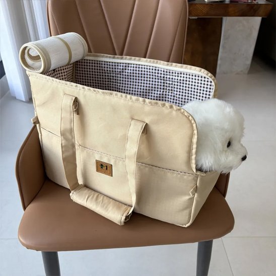 Sac transport chien sur chaise maison
